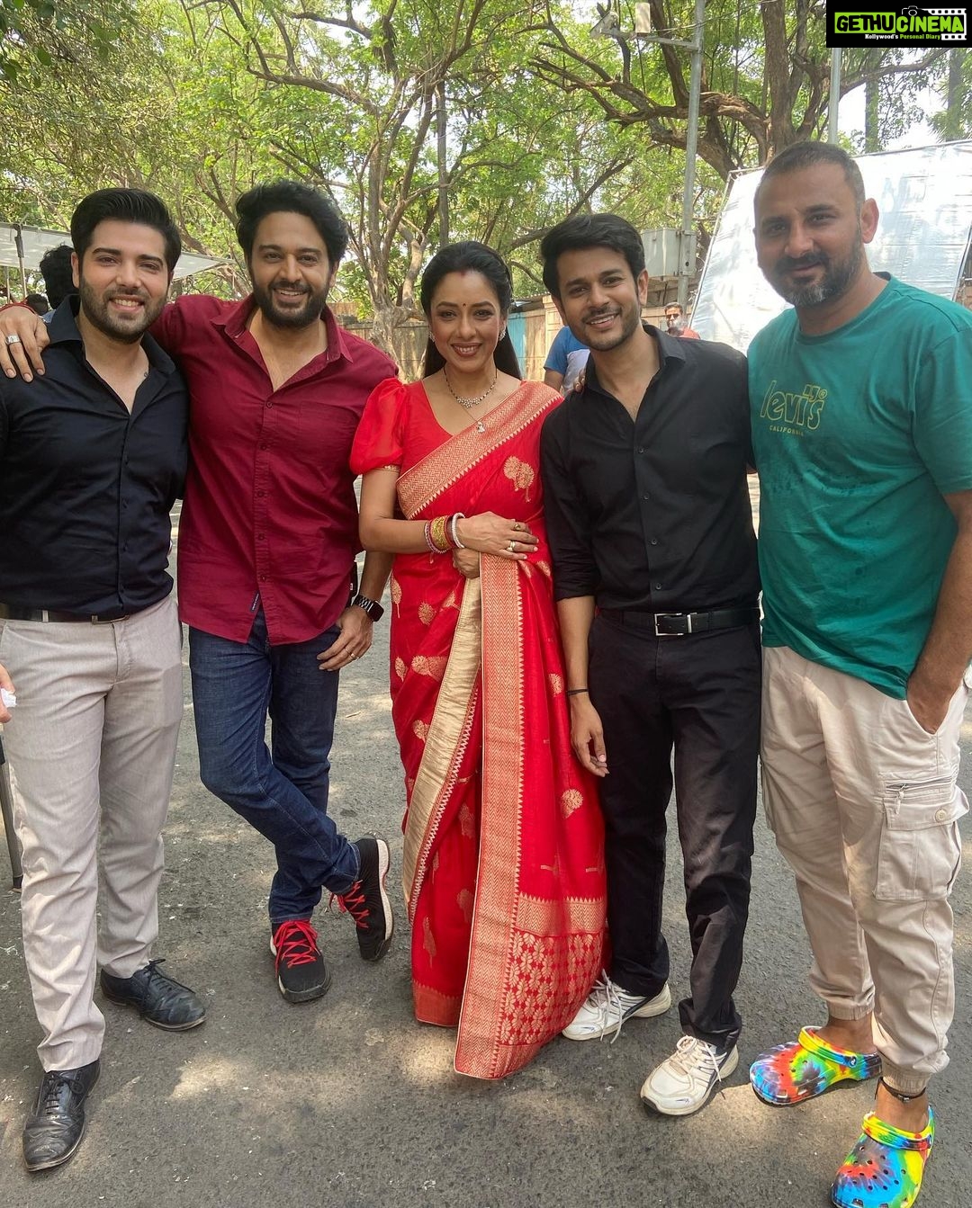 Rupali Ganguly Instagram - Anupamaa ke saath Akshara ka Ye Rishta kya kehlata hai 🥰❤️ #anupamaa #yrkkh #akshara #anujkapadia #abhimanyubirla #abhinavsharma #rupaliganguly #instagood #goodvibes #shooting #jaimatadi #jaimahakal @rajan.shahi.543 @deepa.shahi.1428 @romeshkalra @pranalirathodofficial @gauravkhannaofficial @harshad_chopda @gulshanshah15 @rishimandial @directorskutproduction @starplus @jaysoni25 @mahajankinshuk17