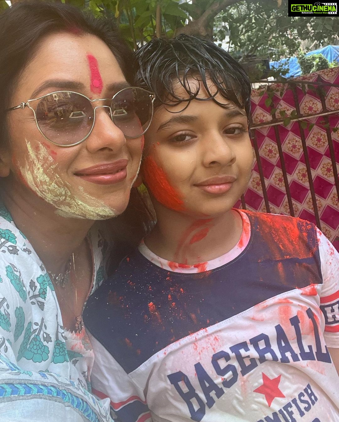 Rupali Ganguly Instagram - Designer kapdon wali nahi โฆ Puraane kapdon wali dhamaal Holi HAPPYYY HOLIIII โค๏ธ๐๐๐งก๐๐ #holi #gharkiholi #instagood #rupaliganguly #ashwinverma #ashrup #familia #photodump #holi2023 #rudranshverma #lategram #jaimatadi #jaimahakal โค๏ธ @ashwinkverma โค๏ธ