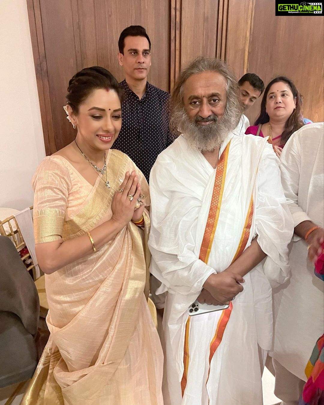 Rupali Ganguly Instagram - βThe magic is that, a person who wants nothing will receive everything β Blessed and Humbled to be in the presence of Gurudev Sri Sri Ravi Shankar ππ»ππ» @artofliving @srisriravishankar @neetumahaveerjain and #mahaveerjain thank you for giving me the opportunity to meet himππ»ππ» @kaushal_j thank you π€ #gratitude #blessed #srisriravishankar #blessed #rupaliganguly #anupamaa #love #light #monday #rudranshverma #instagood #lategram #jaimatadi #jaimahakal @vivek.jain.1213 @directorskutproduction