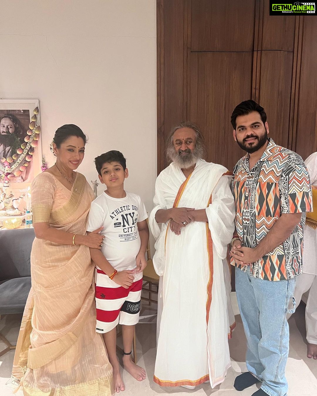 Rupali Ganguly Instagram - βThe magic is that, a person who wants nothing will receive everything β Blessed and Humbled to be in the presence of Gurudev Sri Sri Ravi Shankar ππ»ππ» @artofliving @srisriravishankar @neetumahaveerjain and #mahaveerjain thank you for giving me the opportunity to meet himππ»ππ» @kaushal_j thank you π€ #gratitude #blessed #srisriravishankar #blessed #rupaliganguly #anupamaa #love #light #monday #rudranshverma #instagood #lategram #jaimatadi #jaimahakal @vivek.jain.1213 @directorskutproduction
