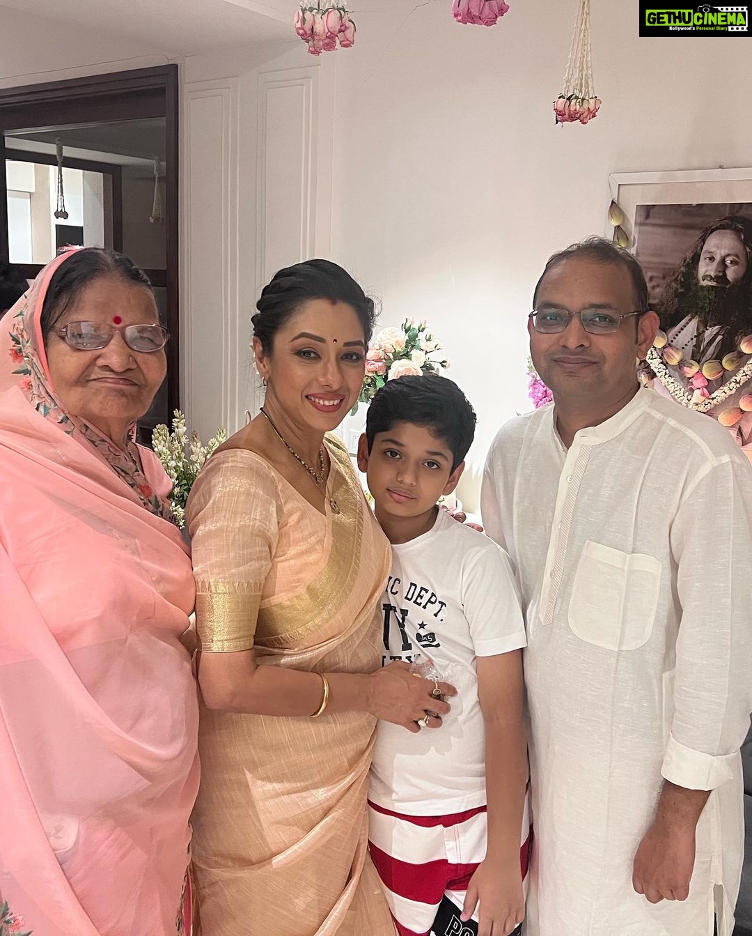 Rupali Ganguly Instagram - βThe magic is that, a person who wants nothing will receive everything β Blessed and Humbled to be in the presence of Gurudev Sri Sri Ravi Shankar ππ»ππ» @artofliving @srisriravishankar @neetumahaveerjain and #mahaveerjain thank you for giving me the opportunity to meet himππ»ππ» @kaushal_j thank you π€ #gratitude #blessed #srisriravishankar #blessed #rupaliganguly #anupamaa #love #light #monday #rudranshverma #instagood #lategram #jaimatadi #jaimahakal @vivek.jain.1213 @directorskutproduction