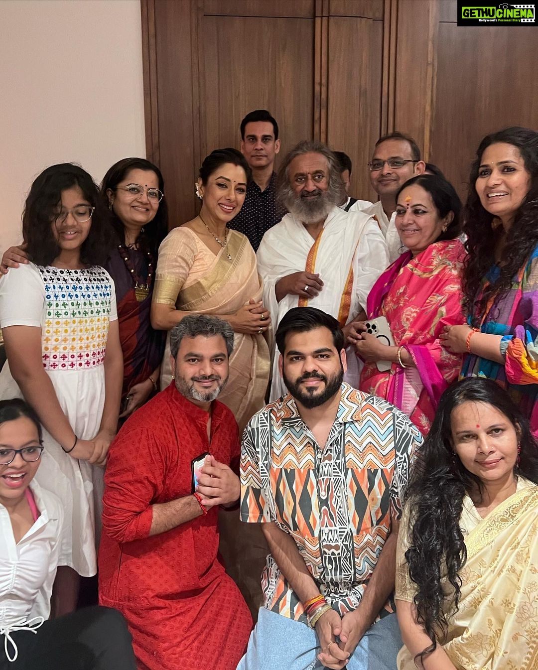 Rupali Ganguly Instagram - βThe magic is that, a person who wants nothing will receive everything β Blessed and Humbled to be in the presence of Gurudev Sri Sri Ravi Shankar ππ»ππ» @artofliving @srisriravishankar @neetumahaveerjain and #mahaveerjain thank you for giving me the opportunity to meet himππ»ππ» @kaushal_j thank you π€ #gratitude #blessed #srisriravishankar #blessed #rupaliganguly #anupamaa #love #light #monday #rudranshverma #instagood #lategram #jaimatadi #jaimahakal @vivek.jain.1213 @directorskutproduction