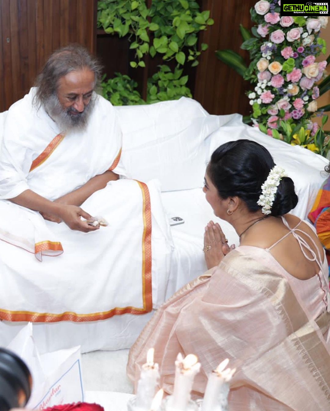Rupali Ganguly Instagram - βThe magic is that, a person who wants nothing will receive everything β Blessed and Humbled to be in the presence of Gurudev Sri Sri Ravi Shankar ππ»ππ» @artofliving @srisriravishankar @neetumahaveerjain and #mahaveerjain thank you for giving me the opportunity to meet himππ»ππ» @kaushal_j thank you π€ #gratitude #blessed #srisriravishankar #blessed #rupaliganguly #anupamaa #love #light #monday #rudranshverma #instagood #lategram #jaimatadi #jaimahakal @vivek.jain.1213 @directorskutproduction