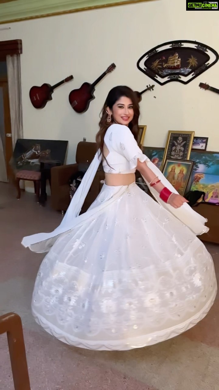Saba Khan Instagram - Meri jaan ❤️ . . Outfit- @manishkumar330_ . . . #jogan #merijaan❤️ #sabakhan