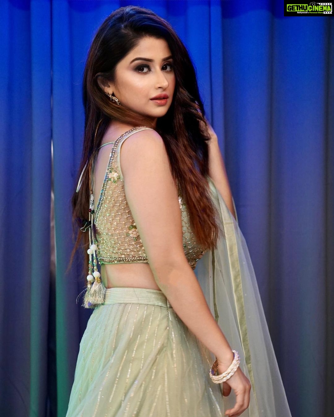 Saba Khan Instagram - Beauty is how you feel inside and it reflects in your eyes 🥰 . Styled by - @fashionista__aisha Mua - @makeupbykainatshaikh 📸 - @saifcreations . #sabakhan #indianbeauty #indianoutfit #gratitude #love #peace #innerbeauty