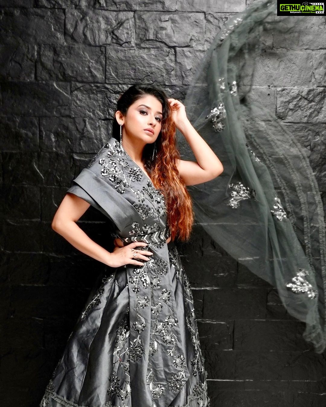 Saba Khan Instagram - A girl should be two things - Classy and Fabulous ⭐️ . . Styled by - @nottyaisha Mua - @makeupbykainatshaikh 📸 - @saifcreations . #sabakhan #bethebestversionofyou #loveyourself