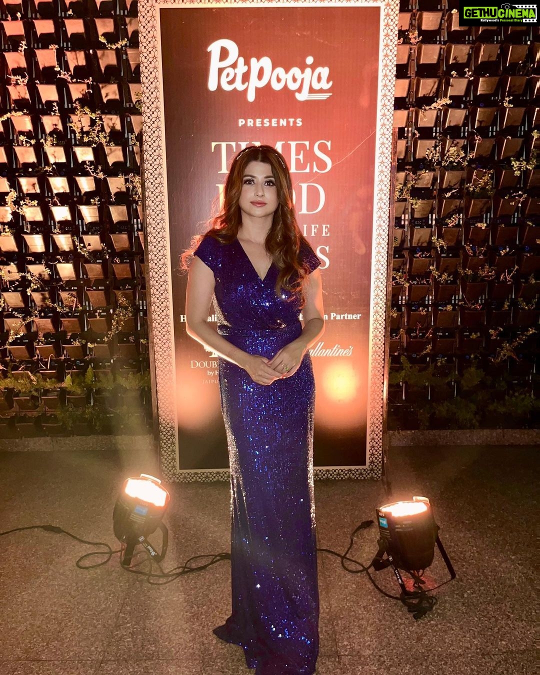 Saba Khan Instagram - Feeling pretty 💜 . Outfit- @ddeepraa . . #sabakhan #timesfoodawards
