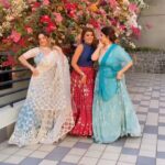 Saba Khan Instagram - Dancing with cute khan sisters ❤️❤️ @sabakhan_ks @somikhan_ks It was fun to do makeup shoot with them 💫🌟 Location:- @levelsresort Mua:- @bijalgadamakeovers @aliaabhatt . #khansisters #sabakhan #somikhan #aliyabhatt #bijalgadamakeovers💖 #gangubai #dholida #reels #reelkarofeelkaro #reelitfeelit #bigboss