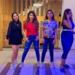 Saba Khan Instagram - Girls gang @somikhan_ks @bijalgadamakeovers @poojanawathe18 . . #trend #trendingreels #sabakhan #somikhan #khansisters