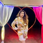 Saba Khan Instagram - Dear Zindagi ❤️ . . Outfit- @sallu_store_ . . #sabakhan #liveandletlive #positivevibes