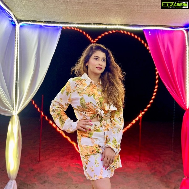 Saba Khan Instagram - Dear Zindagi ❤️ . . Outfit- @sallu_store_ . . #sabakhan #liveandletlive #positivevibes