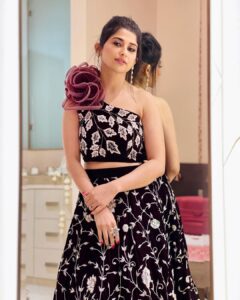 Saba Khan Instagram - Elegance is the only beauty that never fades ❤️
.
.
Outfit & jewellery - @shivayu_official 
Mua - @rj_makover 
📸 - @stylebysugandhasood 
.
#sabakhan #aboutlastnight
