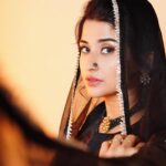 Saba Khan Instagram - Love is when you look in to someone’s eyes see their heart ❤️ Camera 📸- @photographyhsquare Mua - @lakme.academy.jaipur & @namitashaktawatmua Jewellery- @sardarniupdate . #sabakhan #fallinlove #❤️