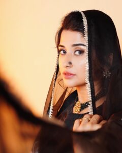Saba Khan Instagram - Love is when you look in to someone’s eyes see their heart ❤️ 

Camera 📸- @photographyhsquare 
Mua - @lakme.academy.jaipur & @namitashaktawatmua 
Jewellery- @sardarniupdate 
.
#sabakhan #fallinlove #❤️