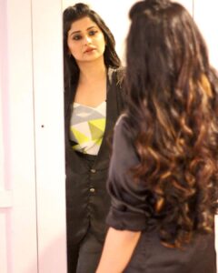 Saba Khan Instagram - If you are searching for that one person that will change your life, take a look in the mirror 🪞 
.
Outfit - @niira_by_as 
.
.
#sabakhan