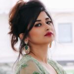 Saba Khan Instagram - Look into my eyes and tell me what you see 😍 . . . #sabakhan