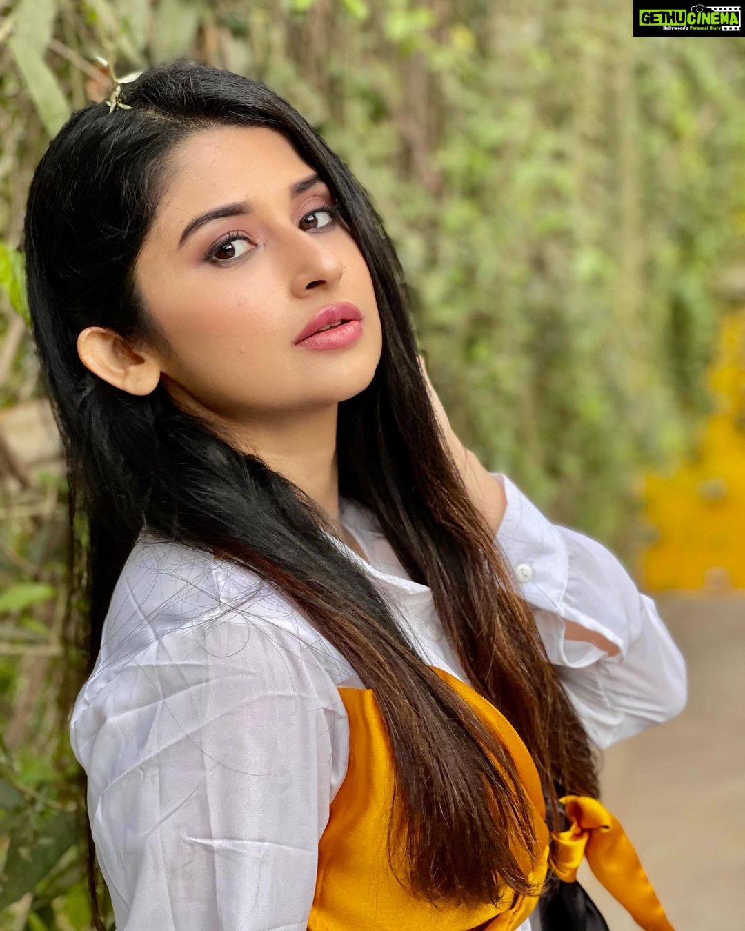 Saba Khan Instagram - I am going to make everything around me beautiful ❤️ . Outfit- @sallu_store_ . . . #sabakhan #beauty #lifequotes
