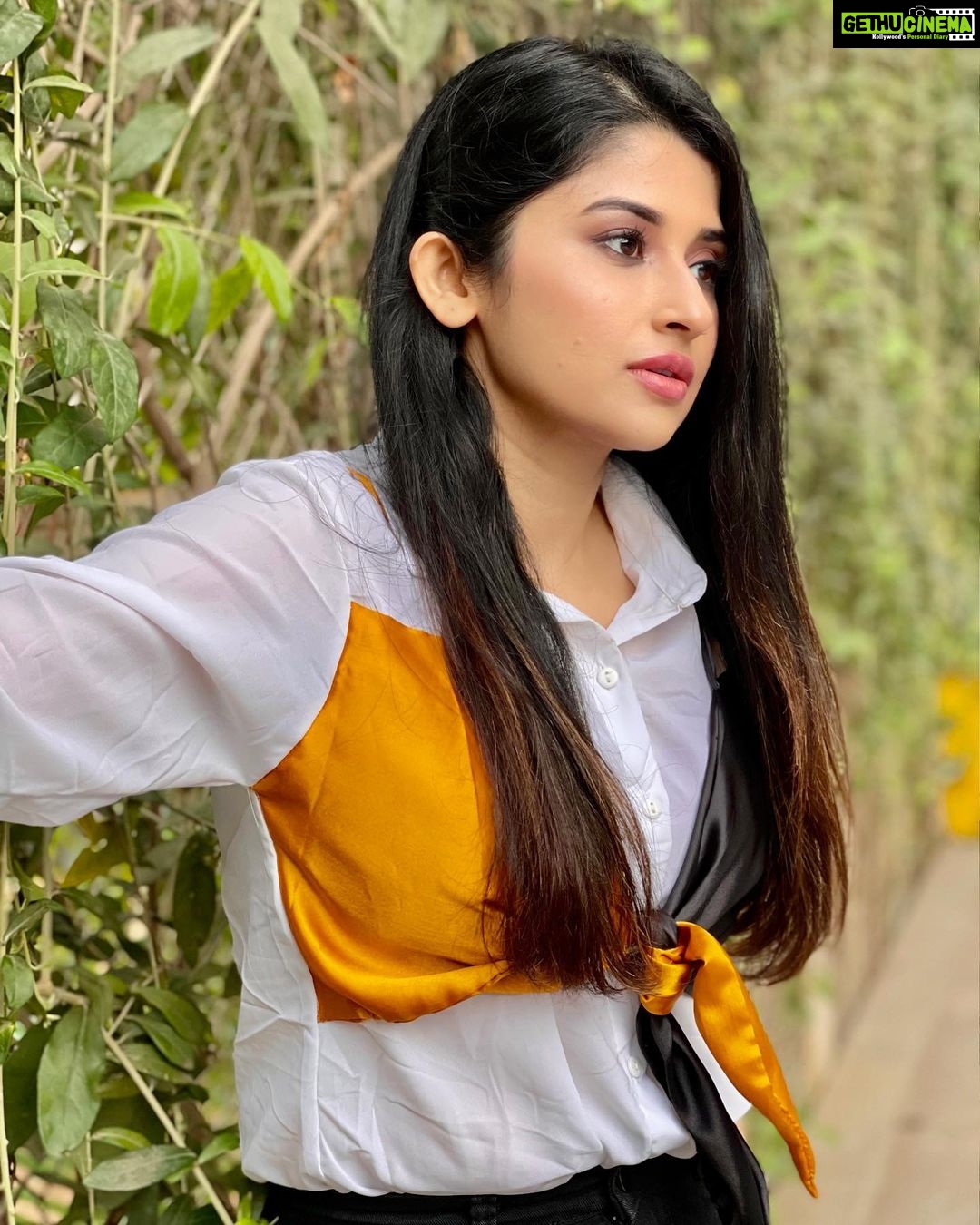 Saba Khan Instagram - I am going to make everything around me beautiful ❤️ . Outfit- @sallu_store_ . . . #sabakhan #beauty #lifequotes