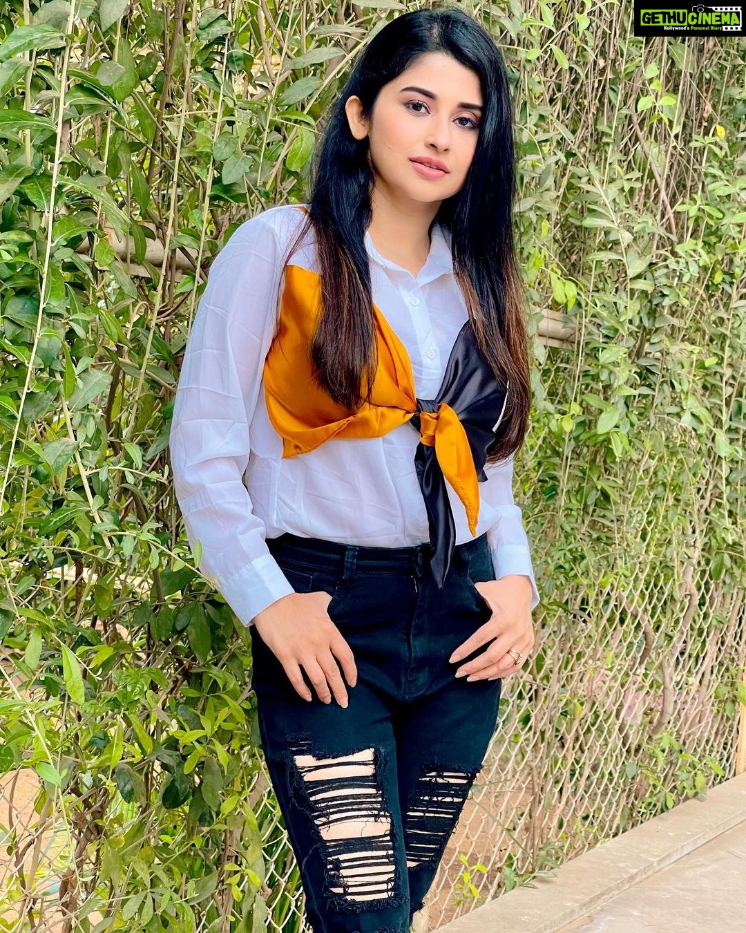 Saba Khan Instagram - I am going to make everything around me beautiful ❤️ . Outfit- @sallu_store_ . . . #sabakhan #beauty #lifequotes