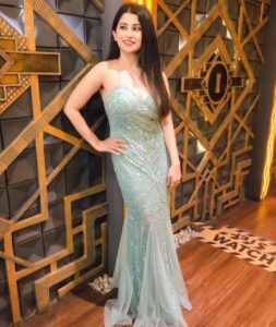 Saba Khan Instagram - About last night ❤️ . Styledby: @arjunkumar_offical Outfitby: @manishkumar330_ . . . #sabakhan