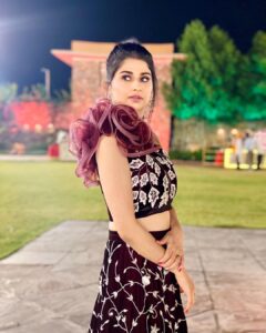 Saba Khan Instagram - Elegance is the only beauty that never fades ❤️
.
.
Outfit & jewellery - @shivayu_official 
Mua - @rj_makover 
📸 - @stylebysugandhasood 
.
#sabakhan #aboutlastnight