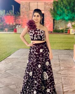 Saba Khan Instagram - Elegance is the only beauty that never fades ❤️
.
.
Outfit & jewellery - @shivayu_official 
Mua - @rj_makover 
📸 - @stylebysugandhasood 
.
#sabakhan #aboutlastnight