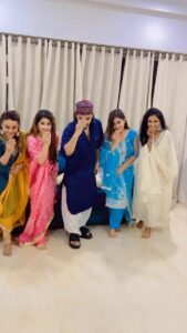 Saba Khan Instagram - Traditional twist @soni_soni_singh  @faisalkhan30 @somikhan_ks @saarvieomanaofficial