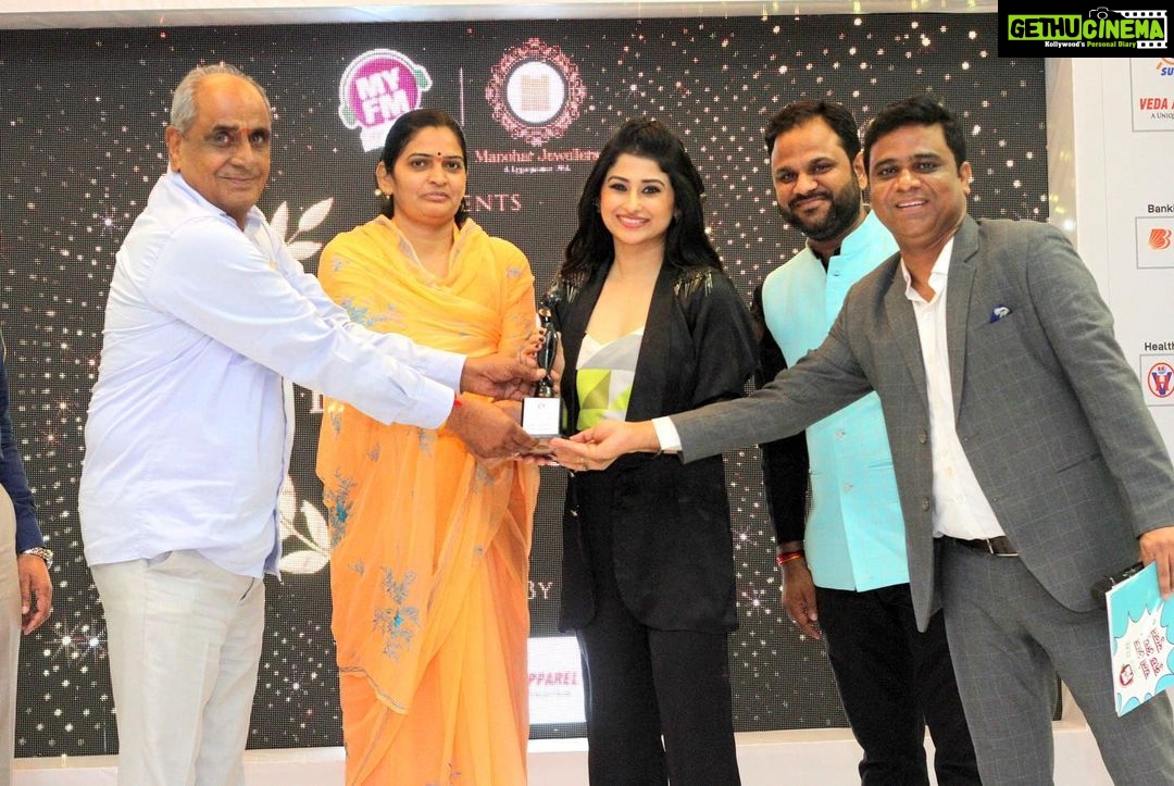 Saba Khan Instagram - It was absolutely pleasure to be the Chief Guest and to present Awards to 35 awardees in Jodhpur 94.3 MyFM Excellence Awards 2021. I am glad to meet lovely people of Jodhpur for the second time. And loved interacting the amazing team of MyFAM. . . Thank you for having me π . . #jodhpur #award #awardshow #sabakhan #chiefguest