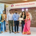 Saba Khan Instagram - It was absolutely pleasure to be the Chief Guest and to present Awards to 35 awardees in Jodhpur 94.3 MyFM Excellence Awards 2021. I am glad to meet lovely people of Jodhpur for the second time. And loved interacting the amazing team of MyFAM. . . Thank you for having me 😊 . . #jodhpur #award #awardshow #sabakhan #chiefguest