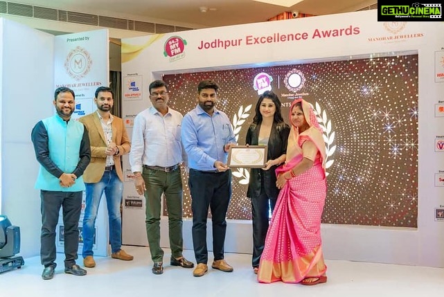 Saba Khan Instagram - It was absolutely pleasure to be the Chief Guest and to present Awards to 35 awardees in Jodhpur 94.3 MyFM Excellence Awards 2021. I am glad to meet lovely people of Jodhpur for the second time. And loved interacting the amazing team of MyFAM. . . Thank you for having me π . . #jodhpur #award #awardshow #sabakhan #chiefguest