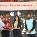 Saba Khan Instagram - It was absolutely pleasure to be the Chief Guest and to present Awards to 35 awardees in Jodhpur 94.3 MyFM Excellence Awards 2021. I am glad to meet lovely people of Jodhpur for the second time. And loved interacting the amazing team of MyFAM. . . Thank you for having me 😊 . . #jodhpur #award #awardshow #sabakhan #chiefguest