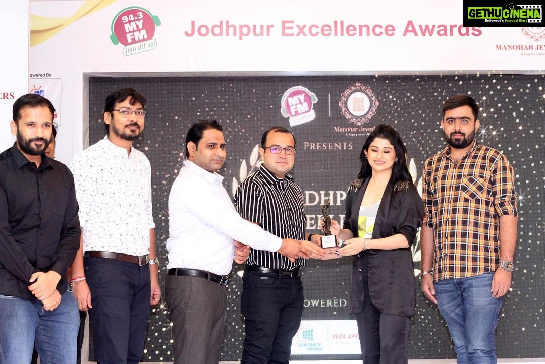 Saba Khan Instagram - It was absolutely pleasure to be the Chief Guest and to present Awards to 35 awardees in Jodhpur 94.3 MyFM Excellence Awards 2021. I am glad to meet lovely people of Jodhpur for the second time. And loved interacting the amazing team of MyFAM. . . Thank you for having me π . . #jodhpur #award #awardshow #sabakhan #chiefguest