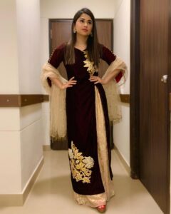 Saba Khan Instagram - Jumma Mubarak 
.
.
Outfit & Jewellery @shivayu_official 
.
.
#sabakhan #jummahmubarak #muharram #khansisters
