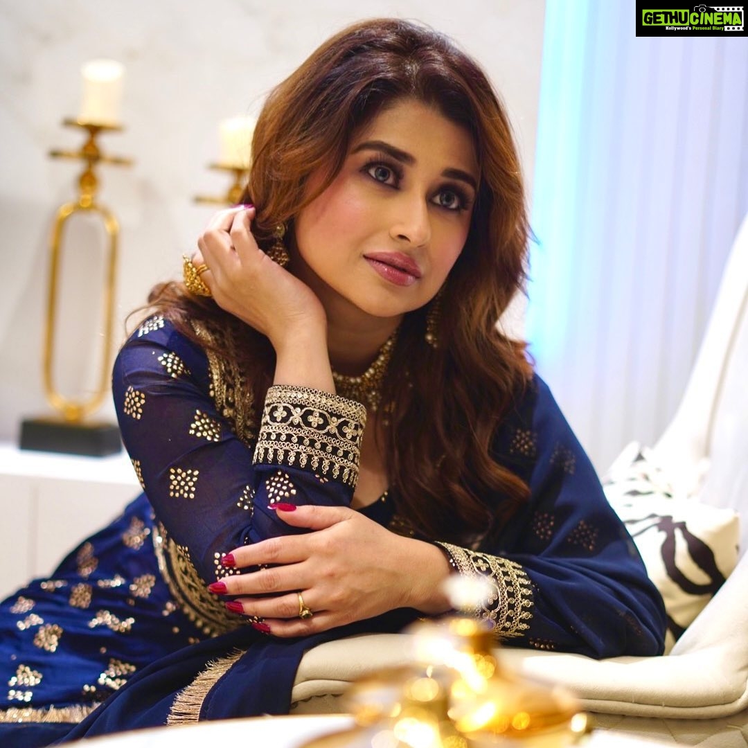 Saba Khan Instagram - Where words are restrained the eyes often talk a great deal ❤️ . . . #sabakhan