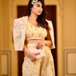 Saba Khan Instagram - What you do, the way you think, makes you 💗 . Outfit- @niira_by_as Styling @mydesipandora Makeup @makeuptalesbychitrangi Hair @makeupdiariesbysakshisharma PC - @photographyhsquare @studiocitylights Location- @vijayranpalace . #sabakhan