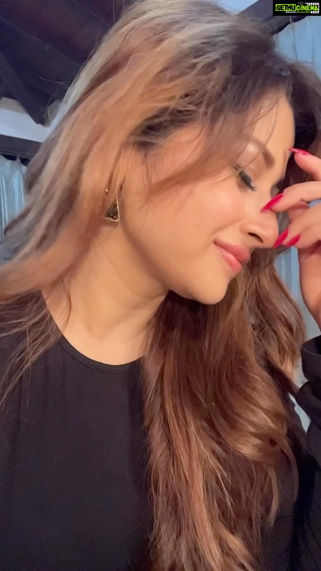 Saba Khan Instagram - Reel time 🖤 . . . #sabakhan