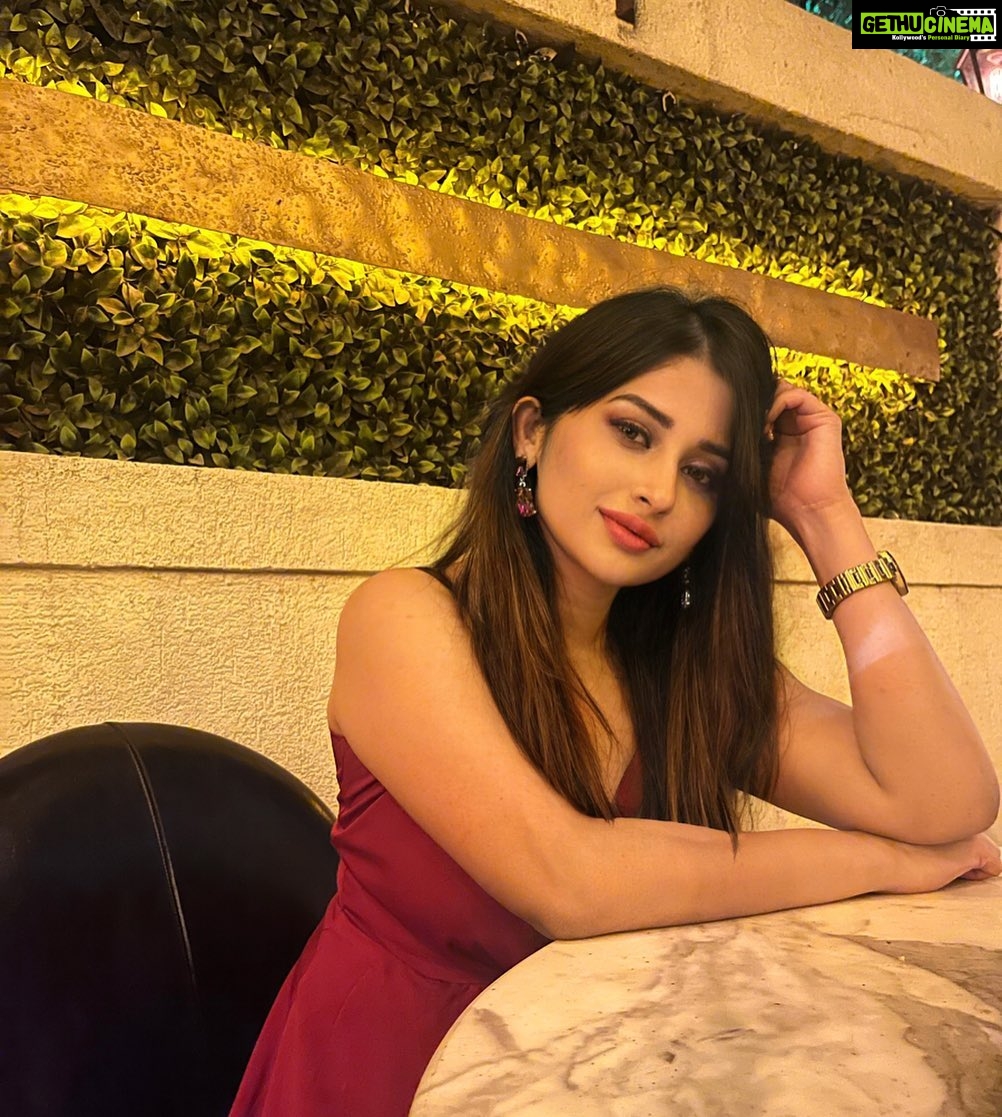 Saba Khan Instagram - Happy weekend 🫶🏻 . . #sabakhan
