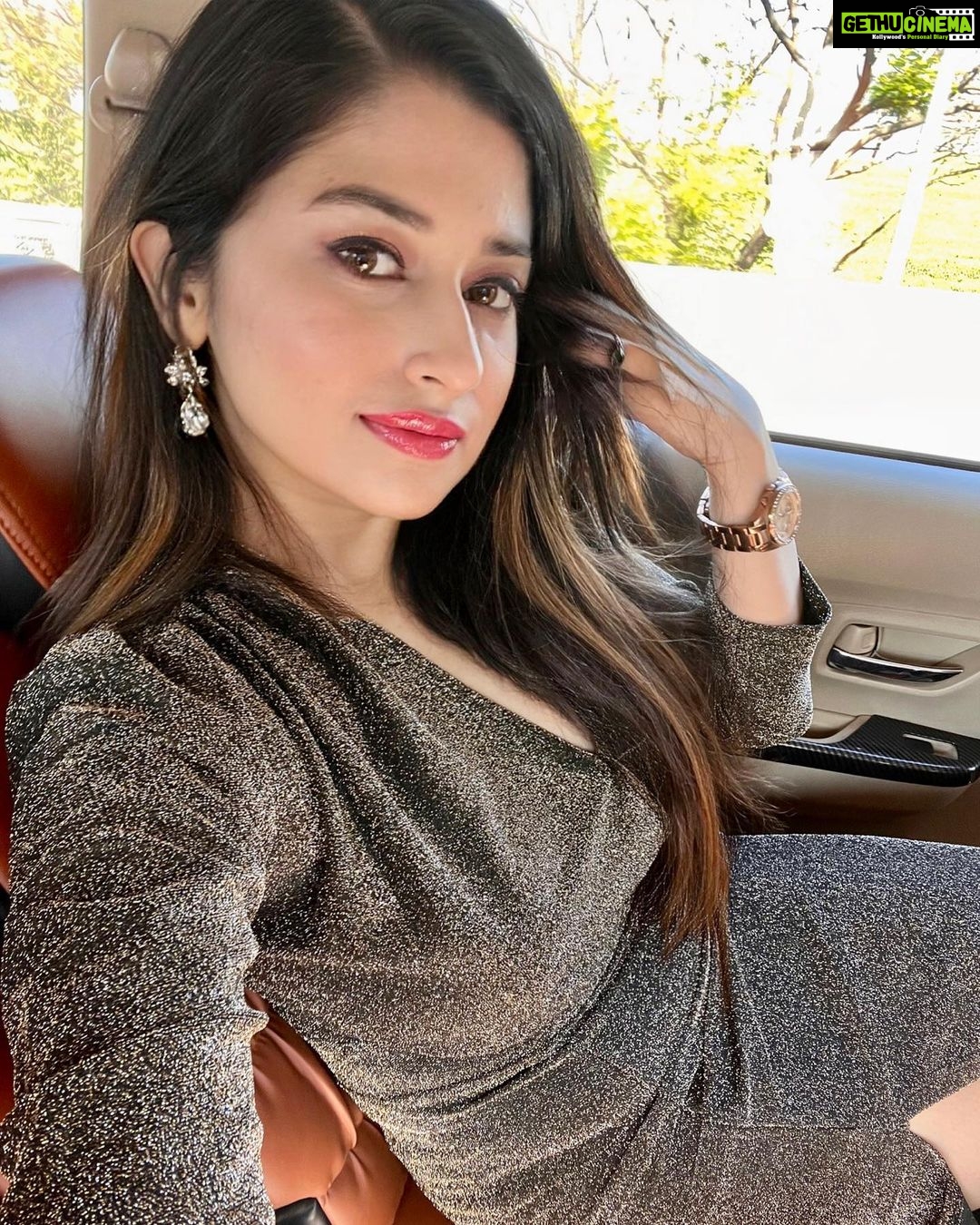 Saba Khan Instagram - To shine your brightest light is to be who you truly are ⭐️ . . #sabakhan #happiness #love #peace