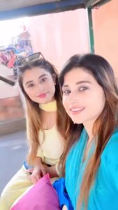 Saba Khan Instagram - Sun re Sajaniya .. TUKTUk pe thoda ghume 🥰 @somikhan_ks . . . #sabakhan #somikhan #pinkcity #khansisters