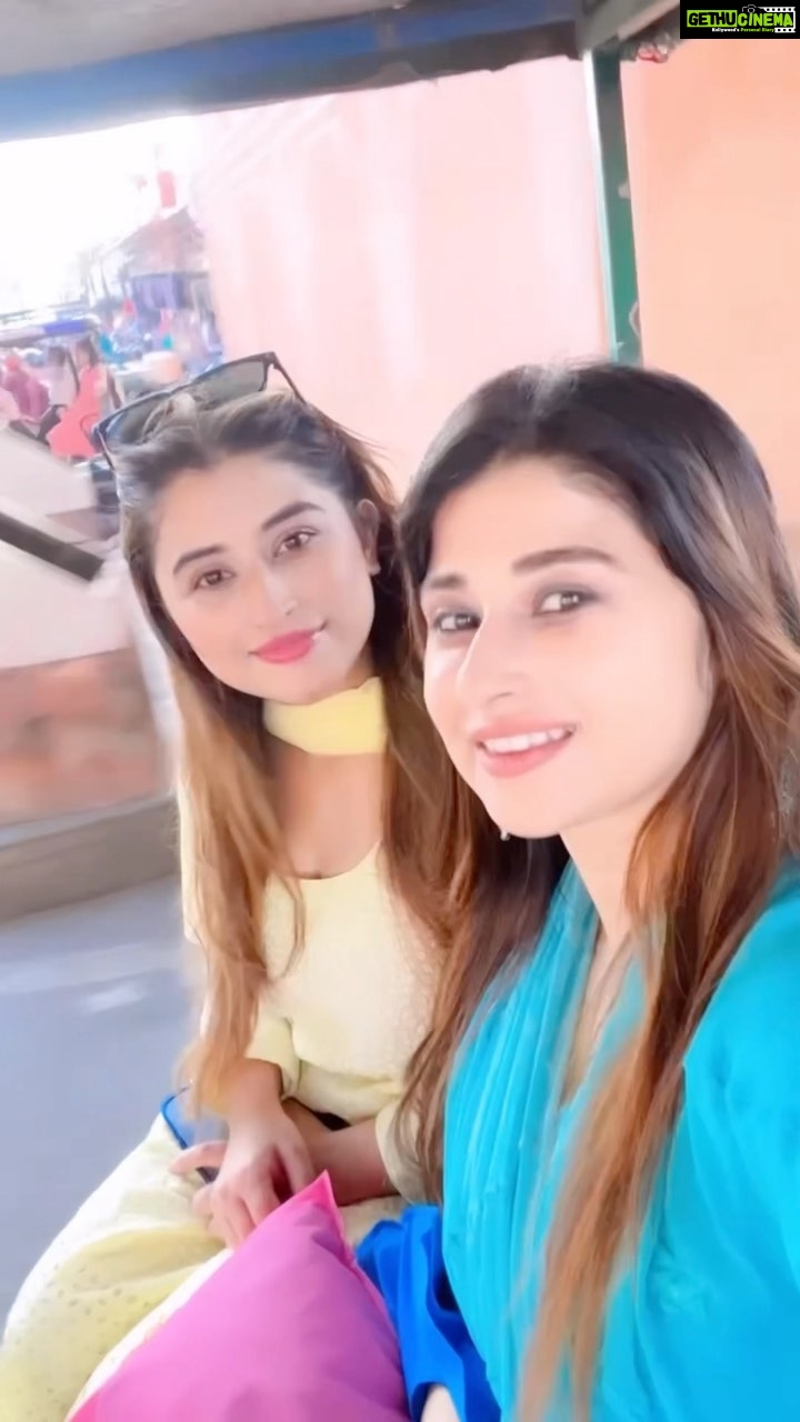 Saba Khan Instagram - Sun re Sajaniya .. TUKTUk pe thoda ghume 🥰 @somikhan_ks . . . #sabakhan #somikhan #pinkcity #khansisters
