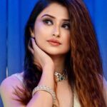 Saba Khan Instagram - Beauty is how you feel inside and it reflects in your eyes 🥰 . Styled by - @fashionista__aisha Mua - @makeupbykainatshaikh 📸 - @saifcreations . #sabakhan #indianbeauty #indianoutfit #gratitude #love #peace #innerbeauty