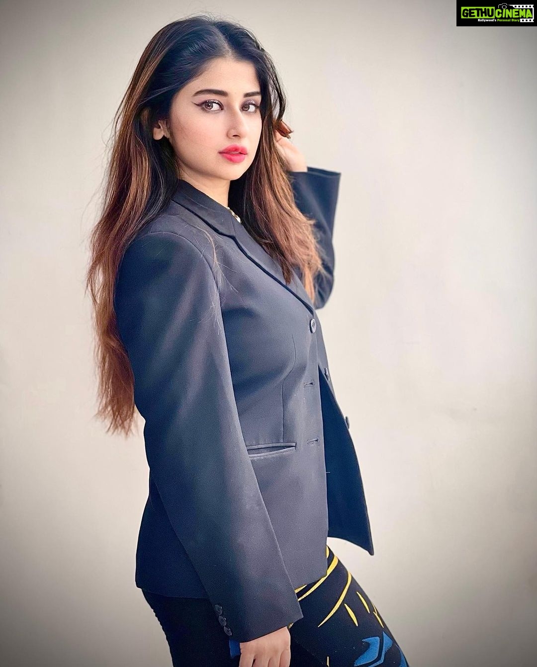 Saba Khan Instagram - Black is beautiful 🖤 . . . #sabakhan #love #begrounded #sucessful #peace