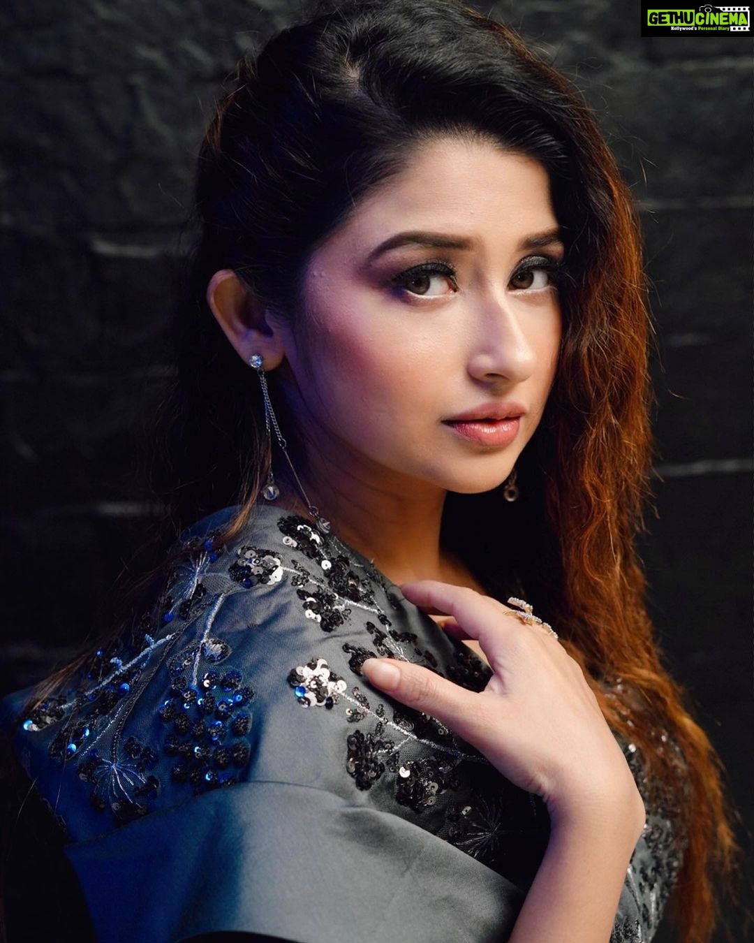Saba Khan Instagram - A girl should be two things - Classy and Fabulous ⭐️ . . Styled by - @nottyaisha Mua - @makeupbykainatshaikh 📸 - @saifcreations . #sabakhan #bethebestversionofyou #loveyourself