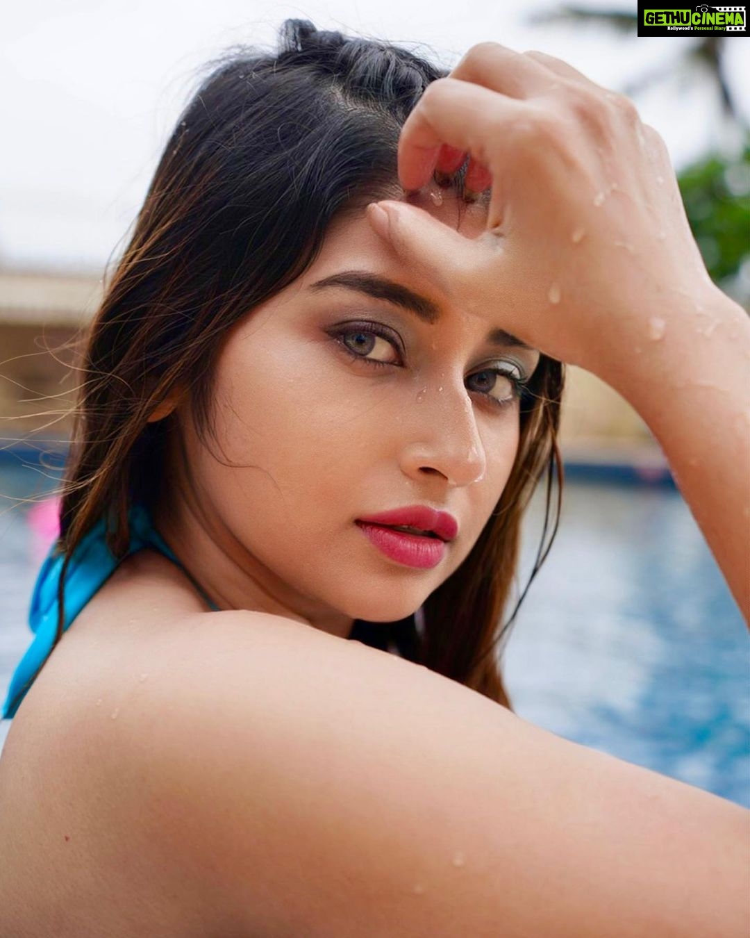 Saba Khan Instagram - Jump in n lose yourself ❤️ . . Styled by - @nottyaisha 📸 - @saifcreations Location- @ramadaplazajuhu . . #sabakhan #pool #peace #gratitude