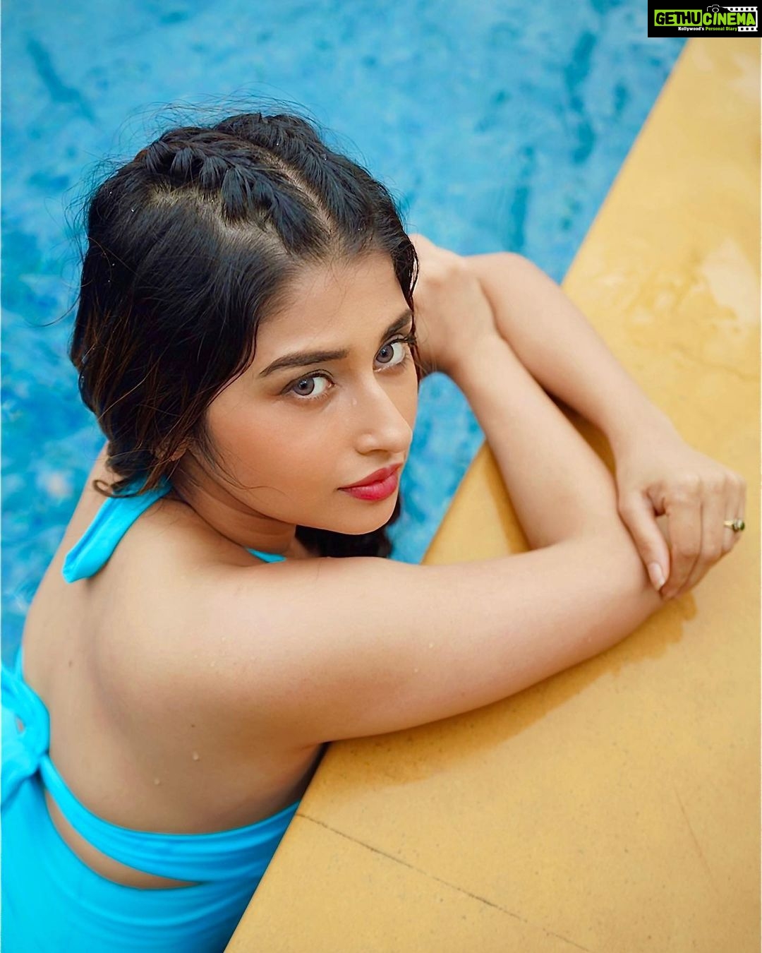 Saba Khan Instagram - Good morning from the Morning ⭐️star . . Styled by - @nottyaisha 📸 - @saifcreations Location @ramadaplazajuhu . . #sabakhan #gratitude #loveyourself