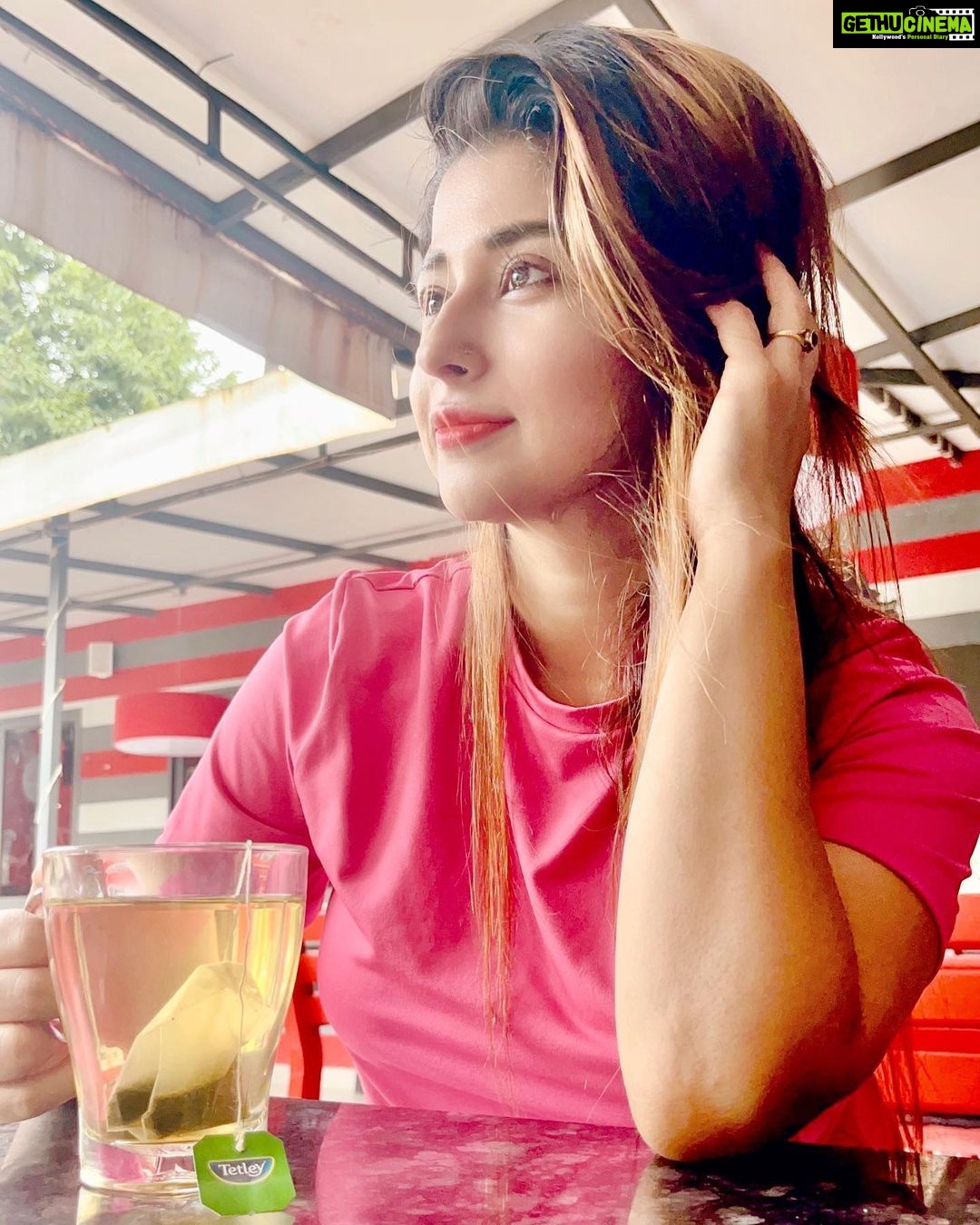 Saba Khan Instagram - A cup of tea is a cup of peace ✌️ . . . #sabakhan #healthylifestyle #love #peace #gratitude