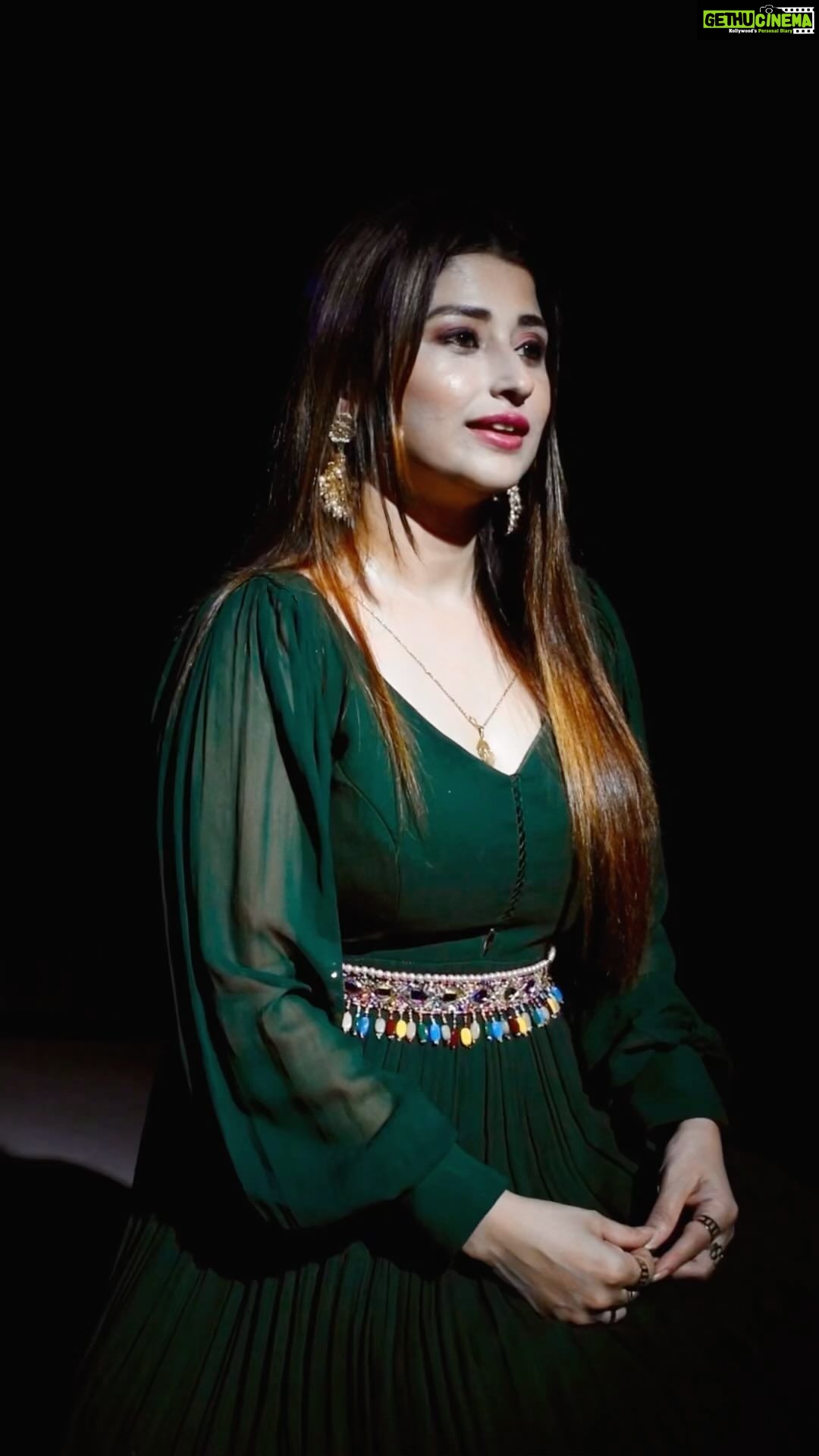 Saba Khan Instagram - DDLJ wala pyar ❤️ . Captured by - @saifcreations Styled by - @nottyaisha . #sabakhan #poetry #shayari #trendingreels