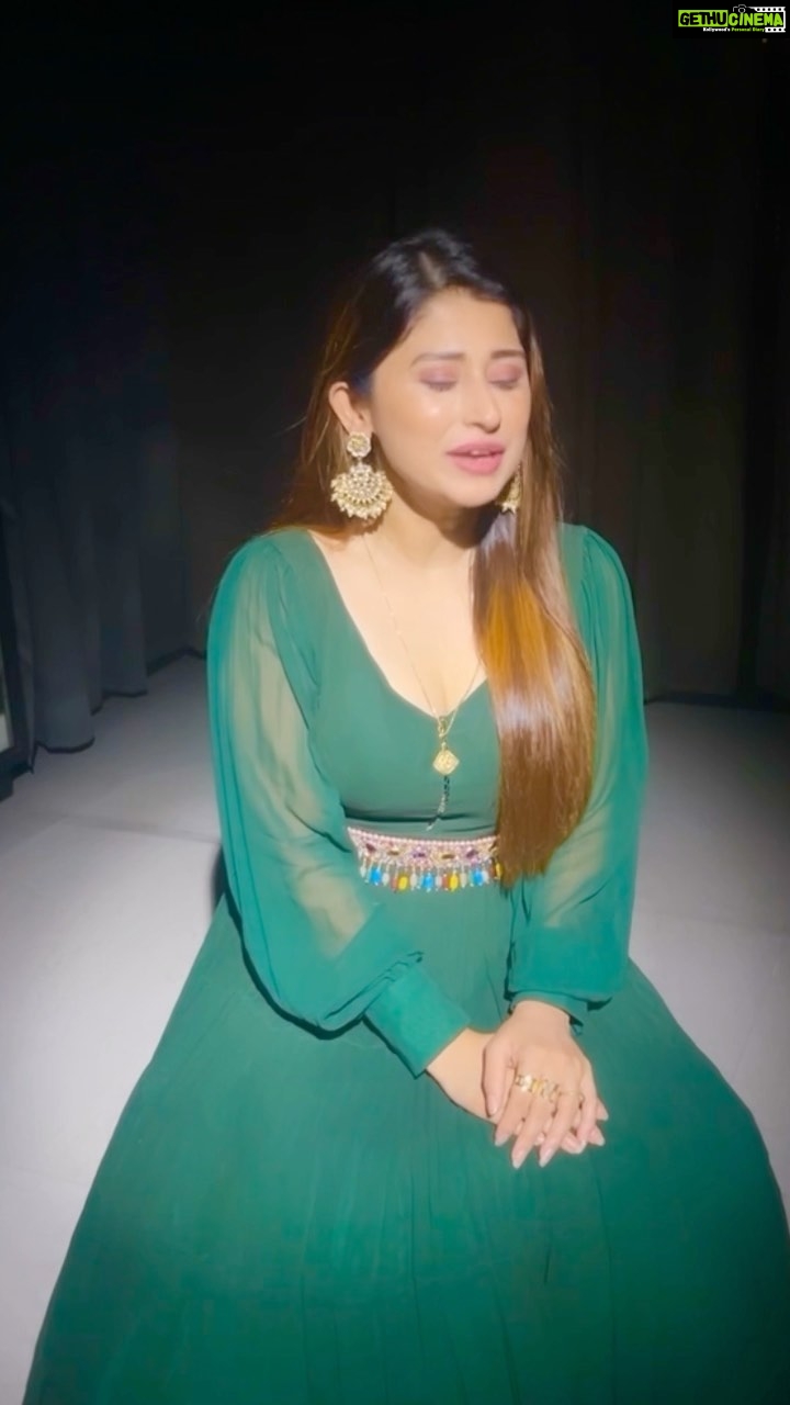 Saba Khan Instagram - Barish ki boli ❤️ . Outfit- @the_adhya_designer Captured by - @saifcreations Styled by - @nottyaisha . . #sabakhan #beauty #love #gratitude #maibarishkiboli #barishkiboki #sabakhan #trendingreels #indianbeauty