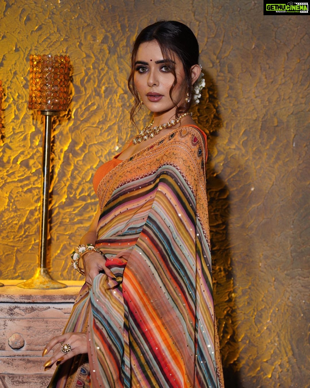 Sana Sayyad Instagram - आप सभी को दीपवाली की शुभ कमनाएँ। स्टे सेफ ❤️ Wearing @neerusindia Mua @nehaadhvikmahajan Jewellery @pooja_diamond 📸 @abhay_r_kirti