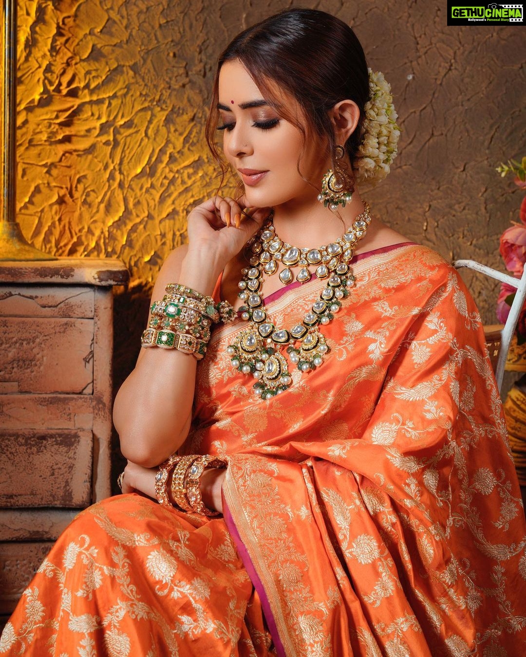 Sana Sayyad Instagram - NAVRATRI:- DAY 7 featuring @sana_sayyad29 as the Modern Indian Goddess where she represents the color ORANGE 🧡 . Shoot Concept & Designed By:- @nehaadhvikmahajan @bridalsbynam . 💄MUA , Hair & Styling :- @nehaadhvikmahajan . 🥻Saree :- @kankatala_ . 💍Jewelery :- @pooja_diamond . 🎥:- @abhay_r_kirti . Makeup :- @maybelline . Managed By :- @allboutcommunication . #sanasayyad #makeup #ootd #nehaadhvikmahajan #makeupbyme💄 #nammakeovers #bride #to #be #bridal #look #bridalmakeupartist #destinationweddingmakeupartist #weddingmakeup #hair #hairstyling #nammakeovers #bollywood #television #makeupartist #mumbai #traveller #all #over #the #globe